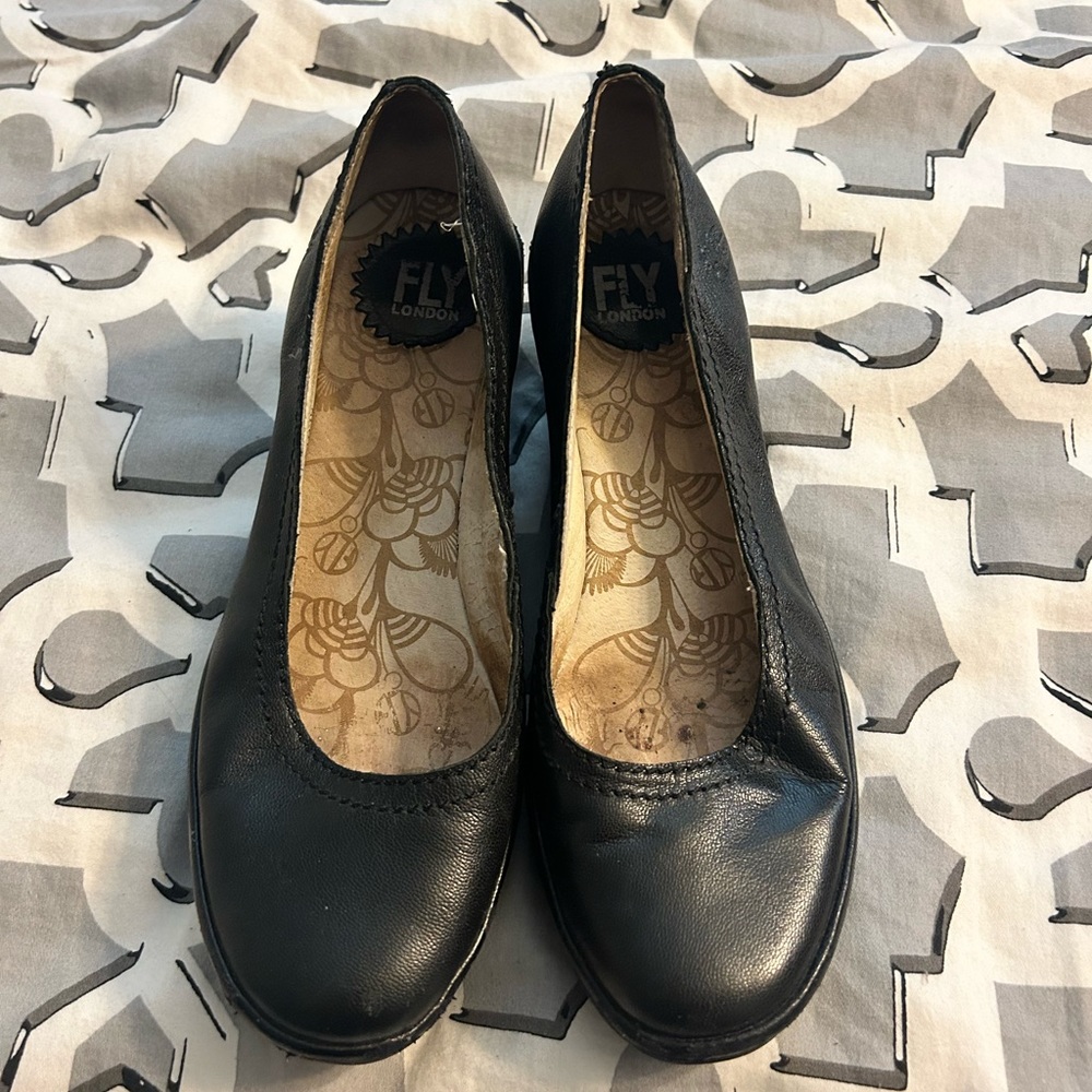 Fly London Yoni black leather wedge Sz 38/7.5